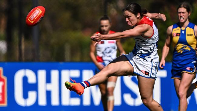 Ellie Blackburn drives the Bulldogs downfield against the West Coast Eagles at Mineral Resources Park. Picture: Daniel Carson/AFL Photos via Getty Images