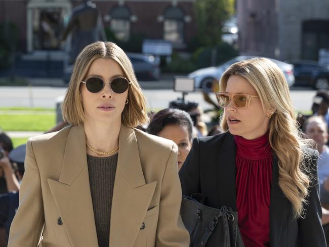 Jessica Biel and Elizabeth Banks in The Better Sister.