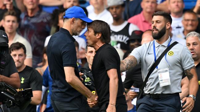 Tottenham Hotspur's head coach Antonio Conte and Chelsea's head coach Thomas Tuchel shake hands. Photo by Glyn KIRK / AFP.