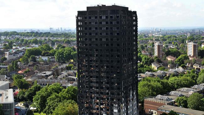 TOPSHOT - The remains of Grenfell Tower, a residential tower block in west London which was gutted by fire, are pictured against the London skyline on June 16, 2017. The toll from the London tower block fire has risen to at least 30 people dead and the flames have now been extinguished, police said on June 16, 2017. / AFP PHOTO / CHRIS J RATCLIFFE