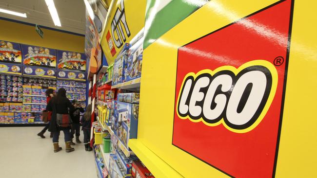 A proposal to delist the troubled toy retailer, Funtastic, has been rejected by shareholders.