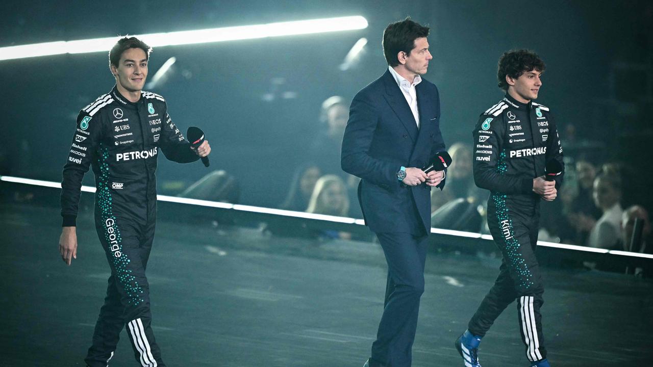 <!DOCTYPE html PUBLIC "-//W3C//DTD HTML 4.0 Transitional//EN" "http://www.w3.org/TR/REC-html40/loose.dtd"><html><body><p>George Russell, Mercedes team principal Toto Wolff and Andrea Kimi Antonelli arrive on stage to present the new Formula 1 car. Photo by Ben STANSALL / AFP)</p></body></html>