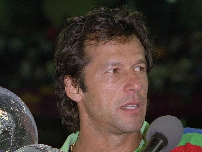 (FILES) In this file photo taken on March 25, 1992, Pakistan's cricket captain Imran Khan holds the 1992 World Cup trophy during the victory presentation at the Melbourne Cricket Ground in Melbourne. Imran Khan was catapulted to global fame as a World Cup cricket champion, but the man known in the West as a celebrity playboy is now seeking to lead Pakistan as a populist, religiously devout, anti-corruption reformist. / AFP PHOTO / Stephen DUPONT