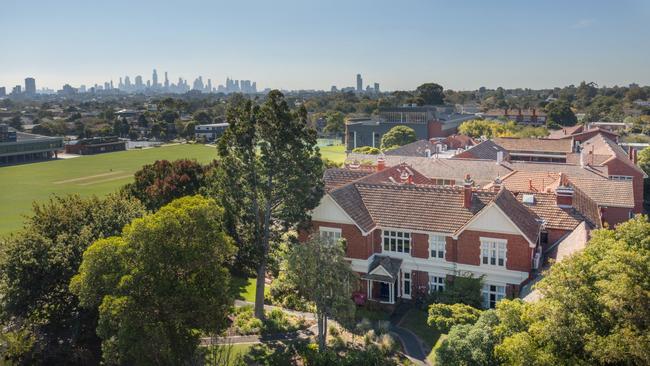 Caulfield Grammar School offers boarding for students in Years 9-12.