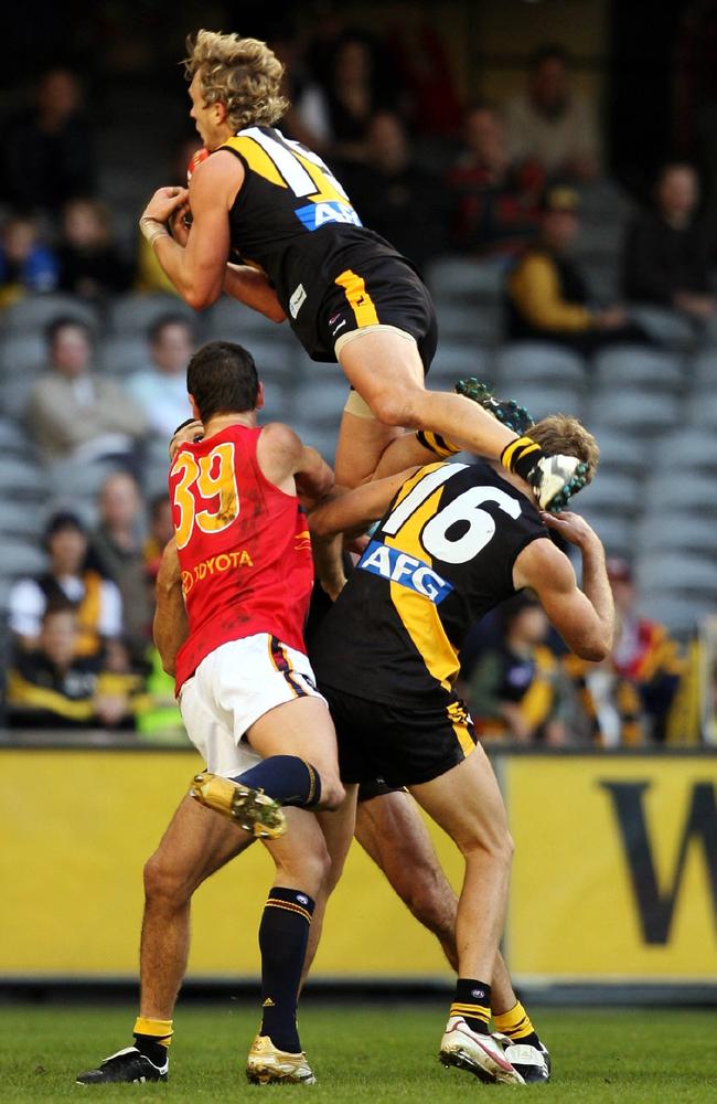 Kayne Pettifer takes a spectacular grab in Richmond’s upset win against the Crows in 2006.