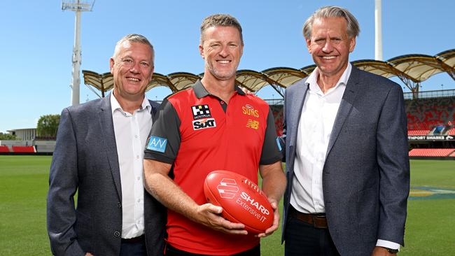 Damien Hardwick with Chief Executive Mark Evans (L) and Chairman Bob East of the Suns. (Photo by Bradley Kanaris/Getty Images)