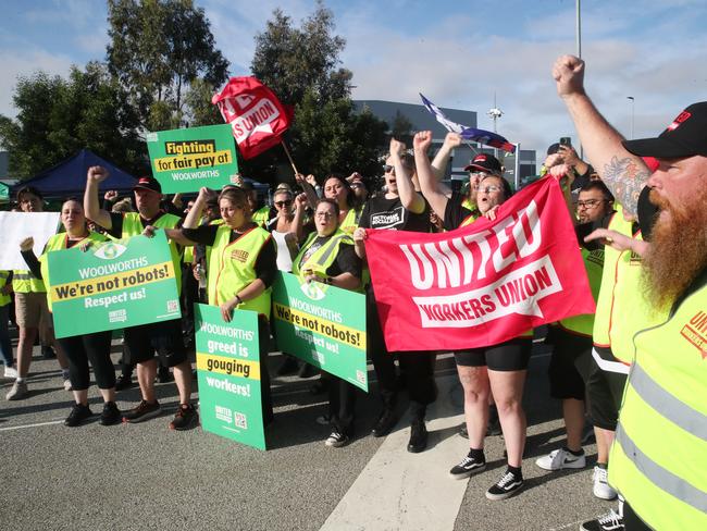 MELBOURNE, AUSTRALIA- NewsWire Photos DECEMBER 2, 2024: Woolworth workers on a picket line at the Dandenong South Distribution centre.The centre was meant to open at 6am however it remains blocked with a picket line of workers. Picture:  NewsWire/ David Crosling