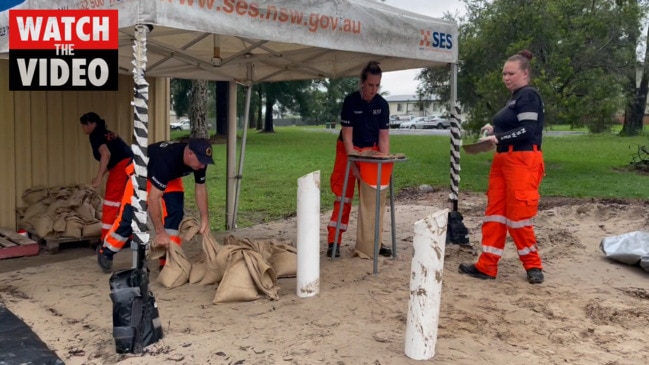 NSW SES crew sandbagging in Wauchope