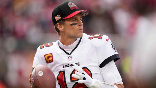 SANTA CLARA, CALIFORNIA - DECEMBER 11: Tom Brady #12 of the Tampa Bay Buccaneers warms-up prior to the game against the San Francisco 49ers at Levi's Stadium on December 11, 2022 in Santa Clara, California.   Thearon W. Henderson/Getty Images/AFP (Photo by Thearon W. Henderson / GETTY IMAGES NORTH AMERICA / Getty Images via AFP)