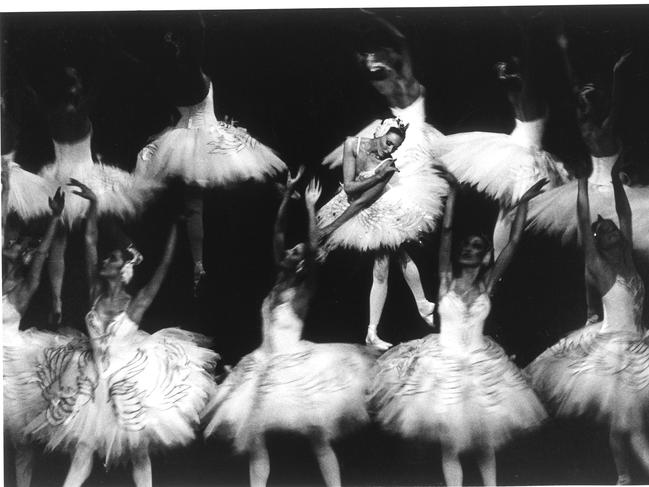 1987 performance of Swan Lake by The Australian Ballet. Image courtesy of Chanel.