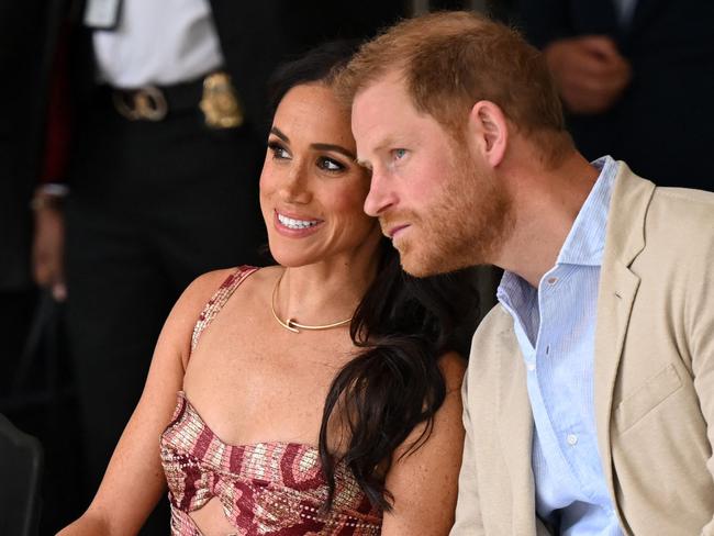 TOPSHOT - Britain's Prince Harry (C), Duke of Sussex, listens to his wife Meghan Markle (C), next to Colombia's vice-President Francia Marquez while attending a performance during a visit to the National Centre for the Arts in Bogota on August 15, 2024. Prince Harry and his wife, American actress Meghan Markle, arrived in Colombia at the invitation of Marquez, with whom they will attend various meetings with women and young people to reject discrimination and cyberbullying. (Photo by RAUL ARBOLEDA / AFP)