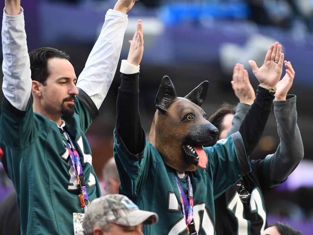 Eagles fans swarm Lincoln Financial Field in dog masks for NFC Championship  (PHOTOS) 