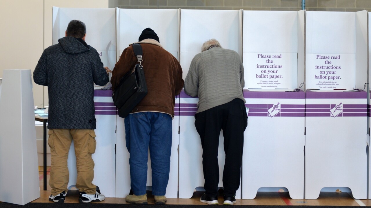 Independent Jo Dyer casts vote in Boothby