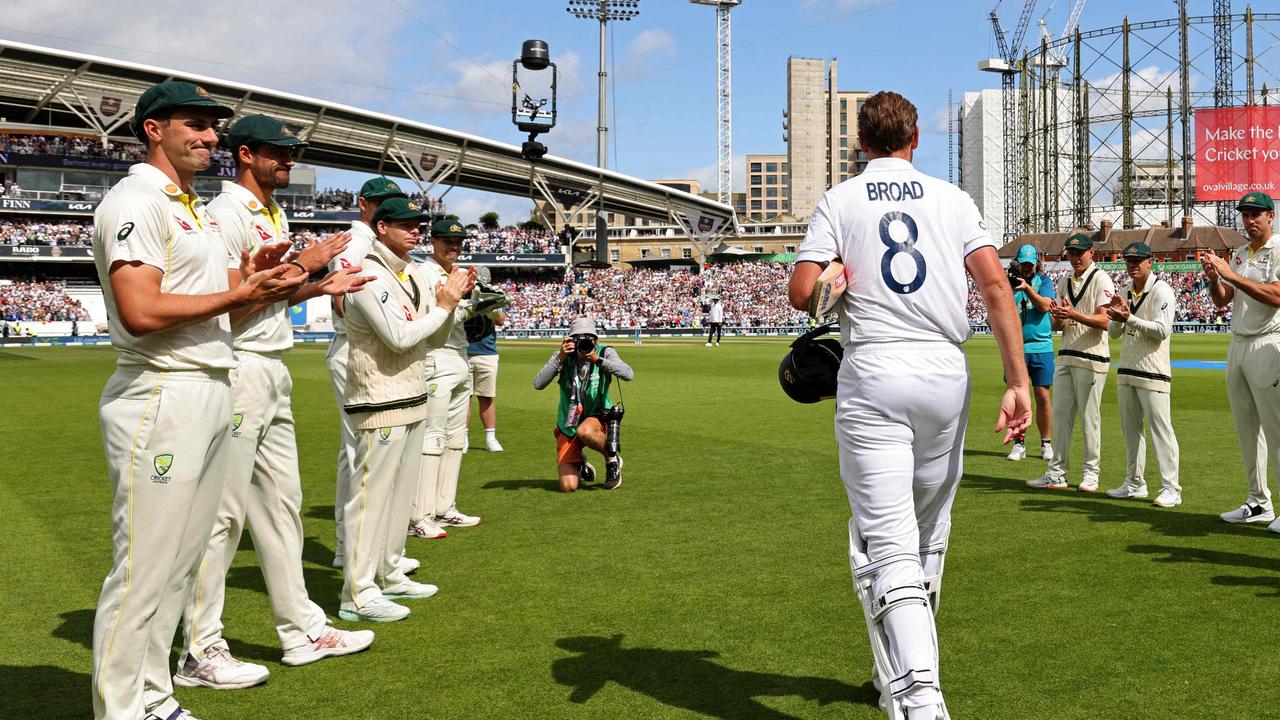 Stuart Broad is given a guard of honour by the Australian players. (Photo by Adrian DENNIS / AFP)