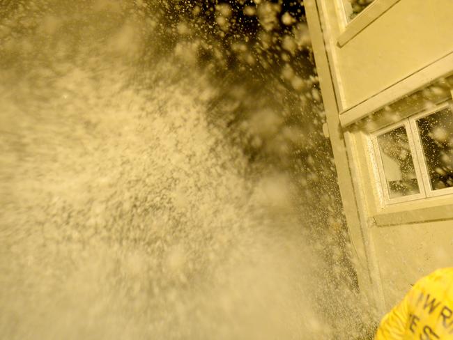 SES workers brave extremely dangerous conditions to sandbag an apartment block in Collaroy. Picture: Jeremy Piper