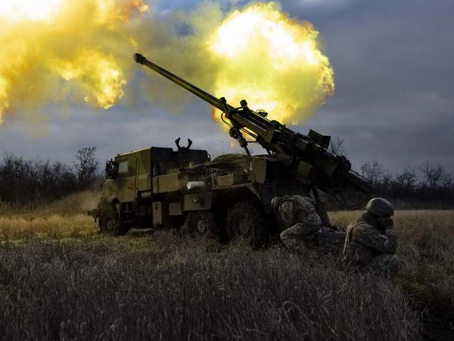 TOPSHOT - Ukrainian servicemen fire with a CAESAR self-propelled howitzer towards Russian positions in eastern Ukraine on December 28, 2022. (Photo by Sameer Al-DOUMY / AFP)