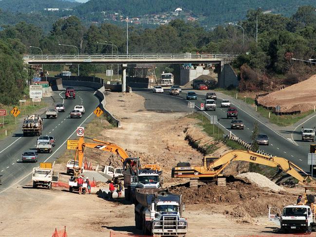 Pic Bruce/Long - Roadworks on the Gold Coast Pacific Highway near Coomera - 22 may 1998  roads qld road construction overpass earthmoving machinery cars traffic motorway aerials