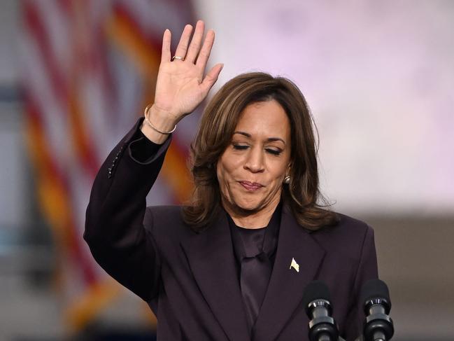 TOPSHOT - -- AFP PICTURES OF THE YEAR 2024 --  US Vice President Democratic presidential candidate Kamala Harris waves at supporters at the end of her concession speech at Howard University in Washington, DC, on November 6, 2024.. Donald Trump won a sweeping victory on November 6, 2024 in the US presidential election, defeating Kamala Harris to complete an astonishing political comeback that sent shock waves around the world. (Photo by SAUL LOEB / AFP) / AFP PICTURES OF THE YEAR 2024