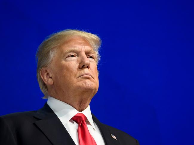 US President Donald Trump looks on before delivering a speech during the World Economic Forum (WEF) annual meeting on January 26, 2018 in Davos, eastern Switzerland. / AFP PHOTO / Fabrice COFFRINI