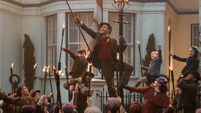 Jack (Lin-Manuel Miranda) and Mary Poppins (Emily Blunt) in Mary Poppins Returns. 