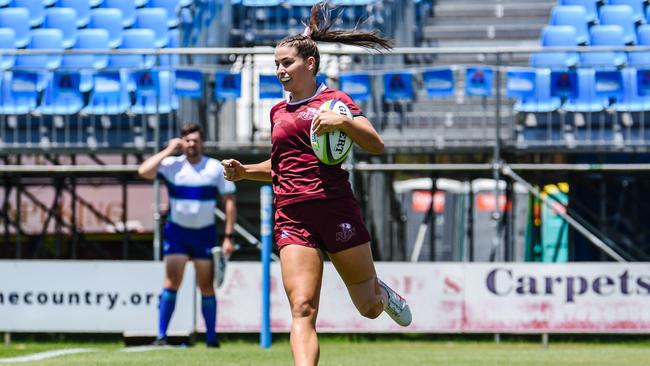 Rugby 7s star Caitlin Shave scoring.