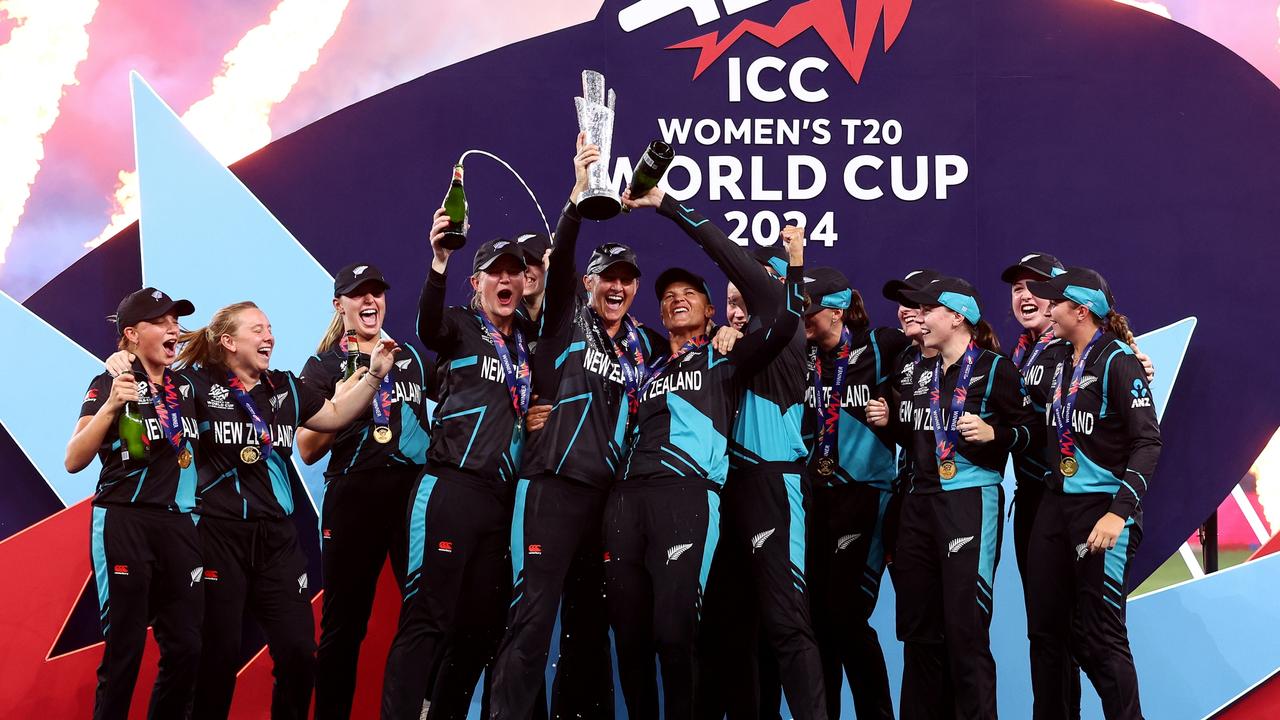 Sophie Devine of New Zealand with her teammates. Photo by Francois Nel/Getty Images