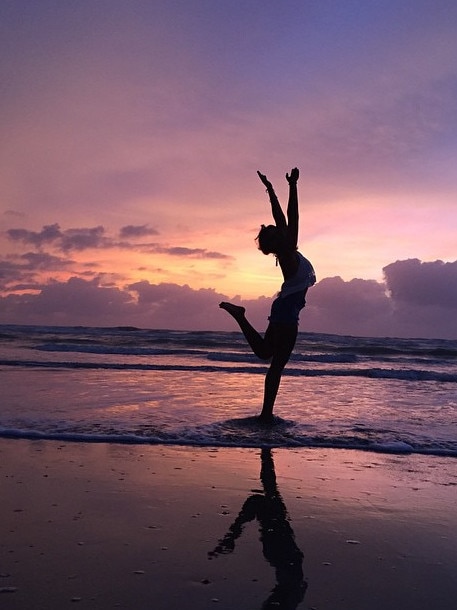 Jessica Mauboy salutes the sun as she enjoys this pretty sunset. Picture: Instagram / Jess Mauboy