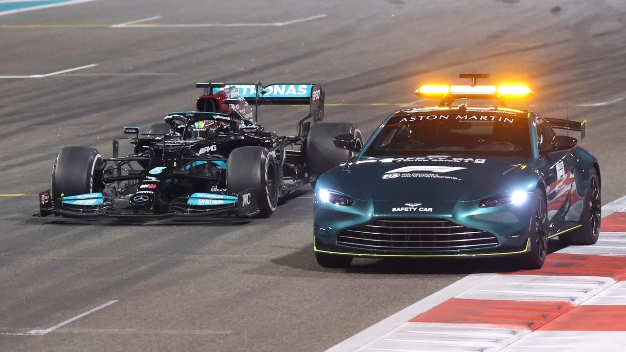 Hamilton dietro la safety car ad Abu Dhabi.  (Foto di Giuseppe Cacas/AFP)