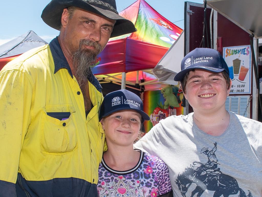 Woodenbong family Dave Moffitt (dad) with Lily and Lincon at the Kyogle Show. Picture: Cath Piltz