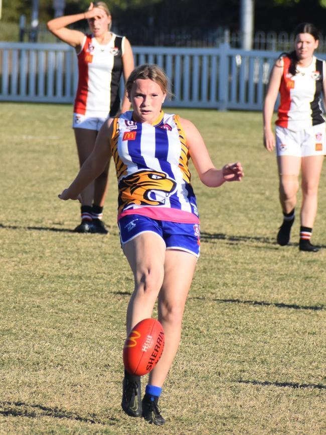 Players from the combined Mt Gravatt and Jindalee under 17 girls.