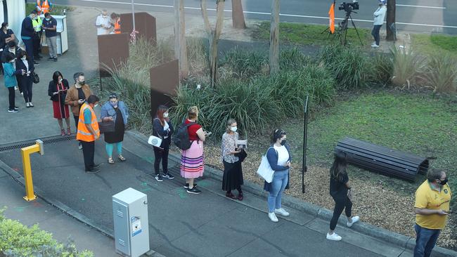 People queue to enter a mass COVID-19 vaccination hub in Sydney. Picture: Getty Images.