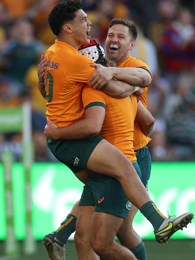 Noah Lolesio of the Wallabies celebrates with tryscorer Fraser McReight.