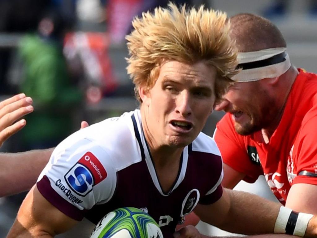 Reds' Tate McDermott (3rd R) carries the ball during the Super Rugby round 5 match between the Sunwolves of Japan and Reds of Australia at Prince Chichibu Memorial Stadium in Tokyo on March 16, 2019. (Photo by Toshifumi KITAMURA / AFP)