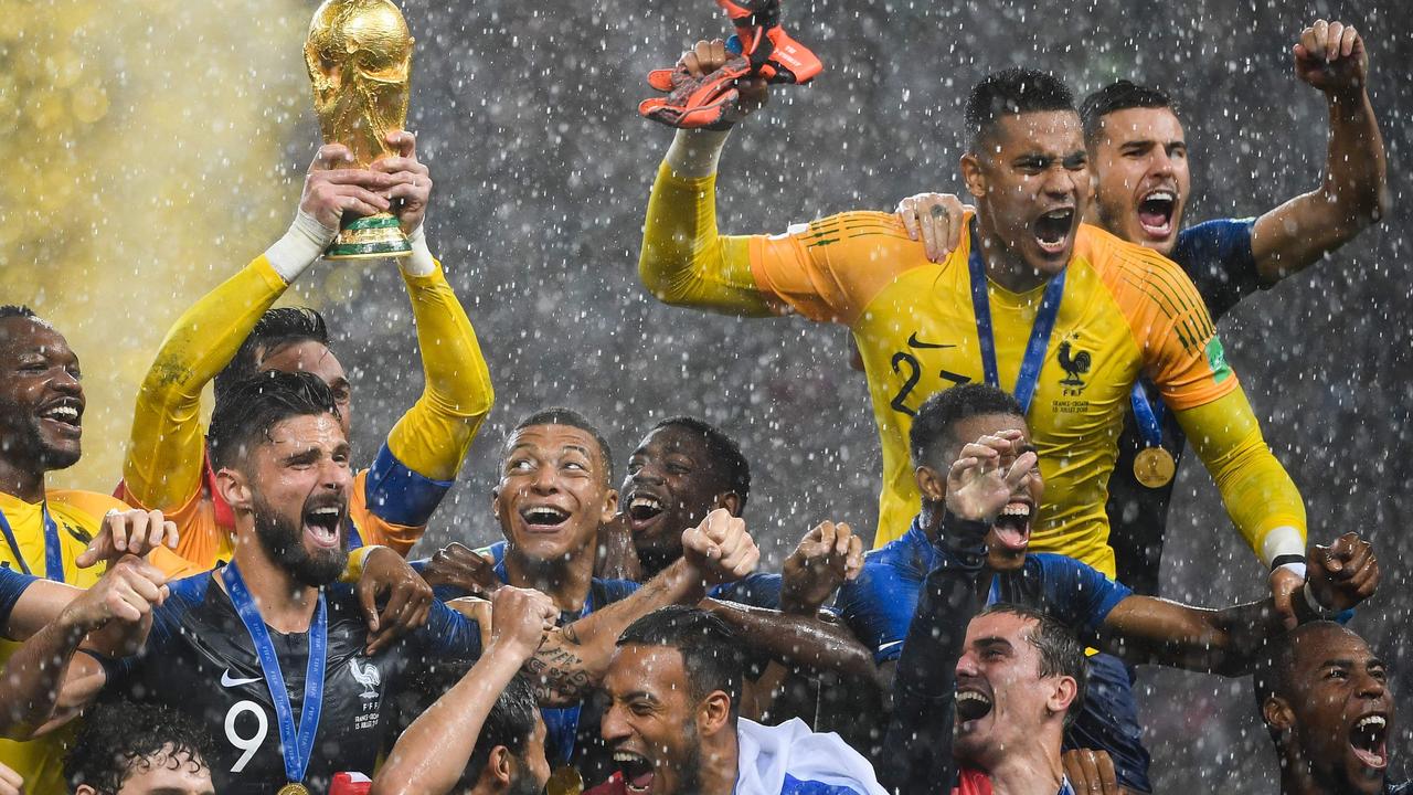 While the new World Champion France takes the World Cup / l. The team of  Croatia makes a team photo, team picture, team photo. in the rain GES /  Football / World