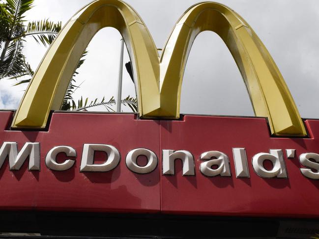 Picture of the logo of food chain McDonald's, taken in Caracas on September 2, 2018. - McDonalds closed down several of its restaurants in Venezuela. Venezuela's economy has collapsed into chaos under President Nicolas Maduro since 2013, with falling oil prices leading to chronic shortages of food and medicine and hundreds of thousands of people fleeing the country. (Photo by Federico PARRA / AFP)