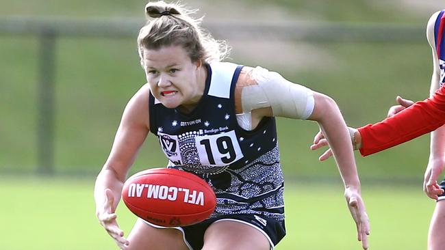 Brooke Plummer in action for Geelong VFLW.