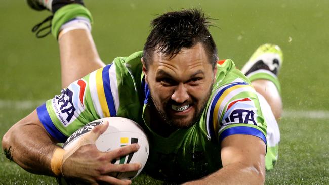 Jordan Rapana scores a try for the Raiders.