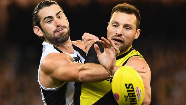 Brodie Grundy battles Toby Nankervis in the preliminary final