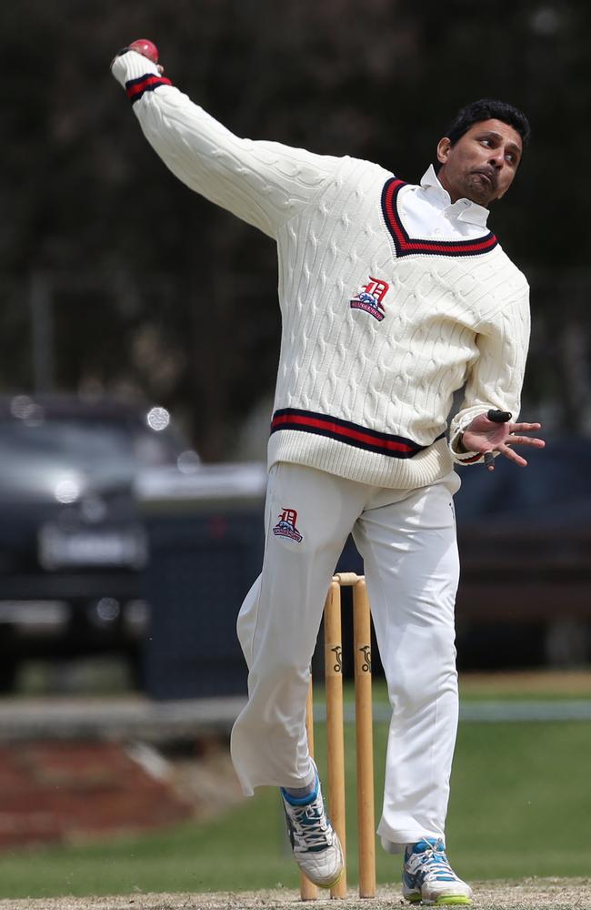 Suraj Randiv bowling for Dandenong.