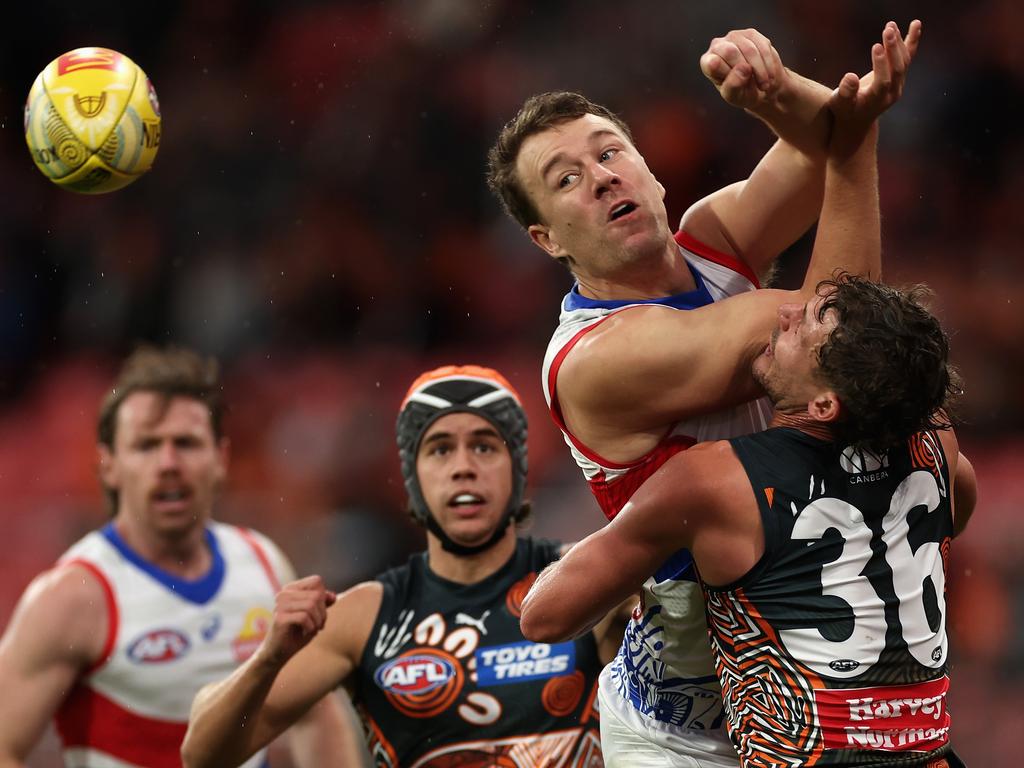 SYDNEY, AUSTRALIA - MAY 18: Jack Macrae of the Bulldogs handpasses during the round 10 AFL match between Greater Western Sydney Giants and Western Bulldogs at ENGIE Stadium, on May 18, 2024, in Sydney, Australia. (Photo by Cameron Spencer/Getty Images via AFL Photos)