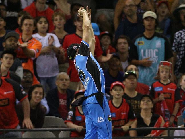 Ben Laughlin sprints and stretches to catch Dwayne Bravo ... but the boundary rope was near. Pic: AAP