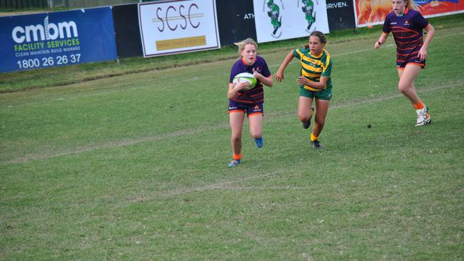 Annabelle Cobbin (running the ball) of WestMAC.