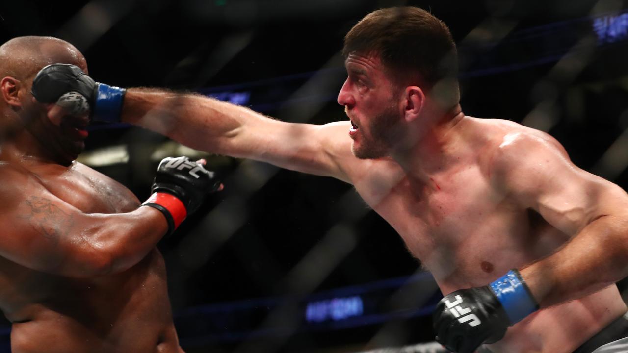 Stipe Miocic dethrones Daniel Cormier.