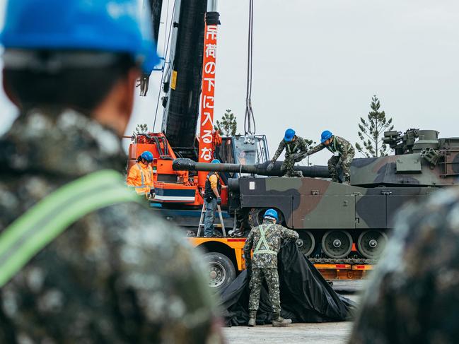 This handout photo taken and released on December 16, 2024 by Taiwan's Ministry of National Defense shows soldiers securing a US-made M1A2 Abrams battle tank onto a trailer at an army armour training centre in Hsinchu County, Hsinchu. Taiwan has received 38 advanced Abrams battle tanks from the United States, the defence ministry said on December 16, as the island boosts its military capabilities against a potential Chinese attack. (Photo by Handout / Taiwan's Ministry of National Defense / AFP) / RESTRICTED TO EDITORIAL USE - MANDATORY CREDIT "AFP PHOTO / TAIWAN'S MINISTRY OF NATIONAL DEFENSE" - NO MARKETING NO ADVERTISING CAMPAIGNS - DISTRIBUTED AS A SERVICE TO CLIENTS