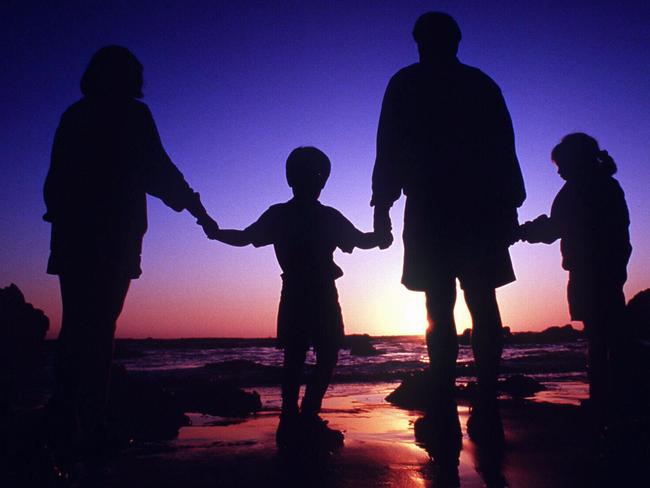 30/05/2008 LIBRARY: Silhouette of a generic family of people holding hands at the beach.