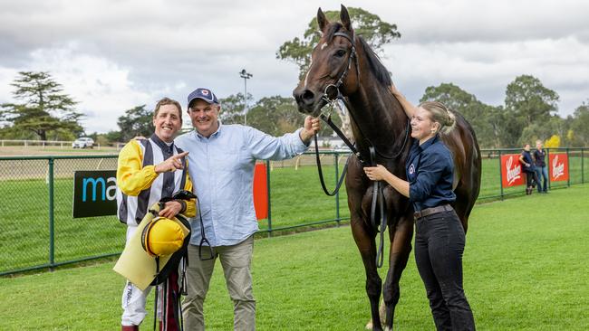 Justin Potter (left) and David Jolly (right) pose with Volcanic Express after the Hills Railway victory at Oakbank. Picture: Makoto Kaneko