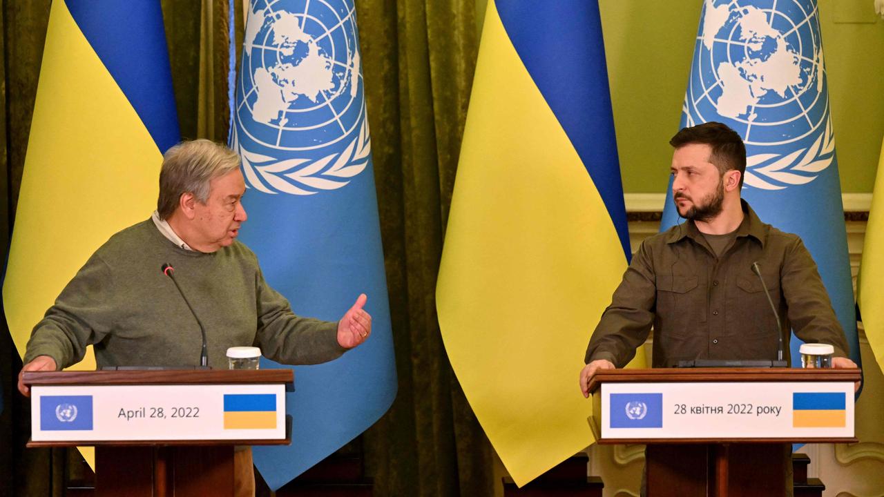 Ukrainian President Volodymyr Zelensky (R) and UN Secretary-General Antonio Guterres give a joint press conference following their talks in Kyiv on April 28, 2022. (Photo by Sergei SUPINSKY / AFP)