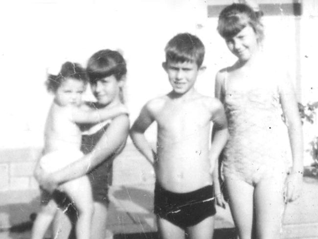 Barnes as a young child with his siblings Lisa, Linda and Dot.