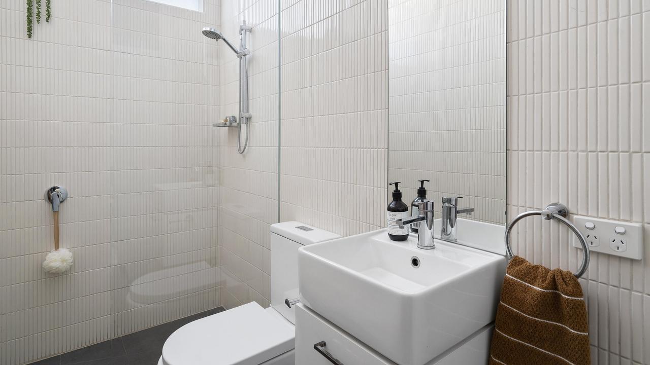 The former hotel is equipped with shower and bathroom facilities.