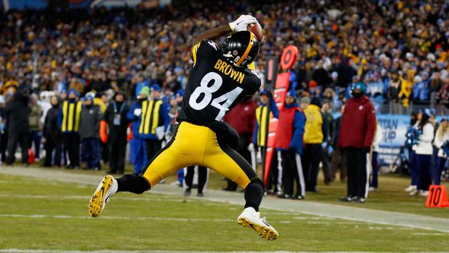 Antonio Brown #84 of the Pittsburgh Steelers catches a pass to run 12 yards for a touchdown.